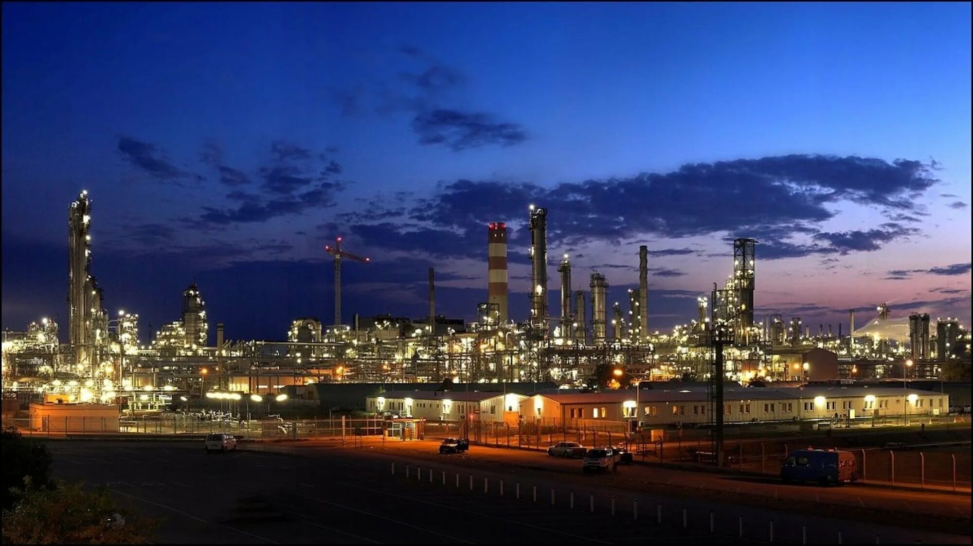 Заводы нефтехимического машиностроения. Нефтехимическое производство. Нефтеперерабатывающий завод в мексике. Химическая промышленность мексики. Заводы нефтехимического машиностроения.