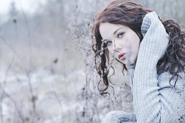 Зимняя скука. Одинокая девушка зимой. Фотосессия в зимнем поле.