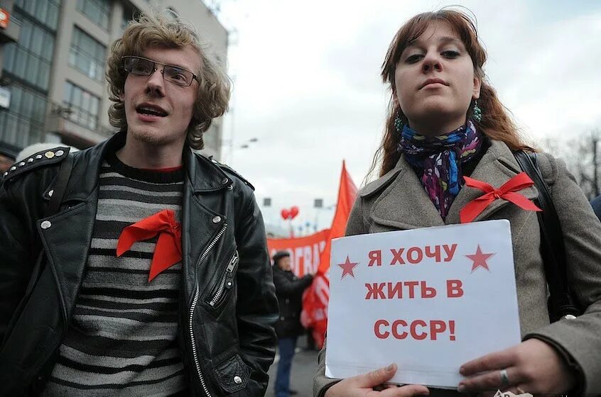 Депрессивные надписи на стенах. Люди не хотят жить в городах. Люди не живущие в одном городе. Сколько людей живут в больших городах. Люди не хотят жить в городах.