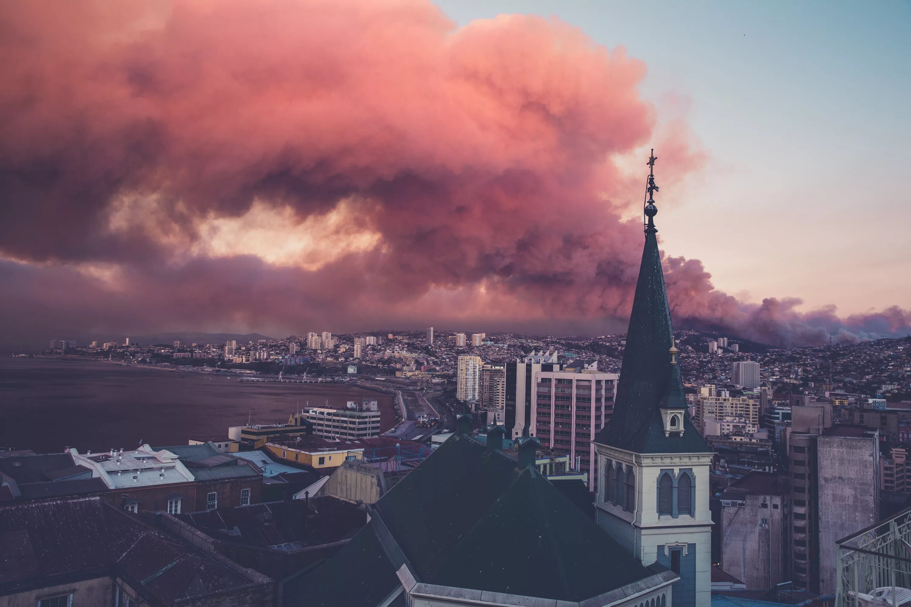 Загрязнение воздуха. Усть каменогорск в дыму. Линьфэнь китай. Небоскребы в тумане. Дыма больше города.