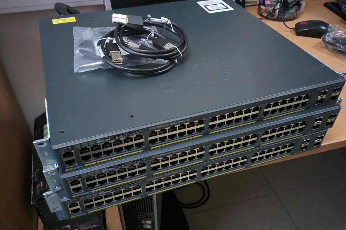 Cisco switching. Коммутатор cisco 2960. коммутатор cisco 48 портов. cisco 2960 stack. коммутатор серверный циско 48.