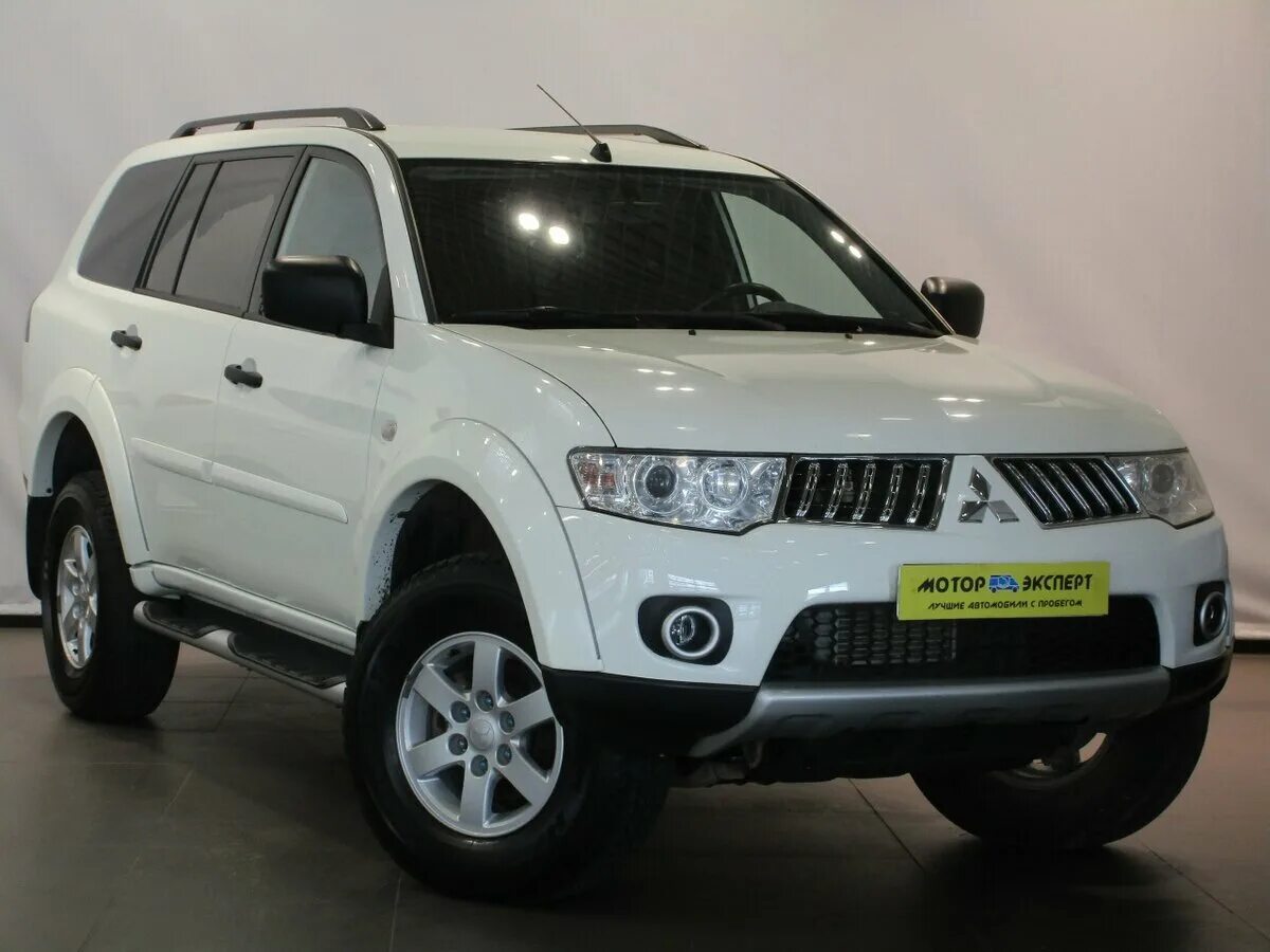 Mitsubishi Pajero Sport внедорожник белый 2012. Mitsubishi Pajero Sport 2 дизель. Митсубиси джип белый. Авито Митсубиси дизель 2013. Купить паджеро у дилера