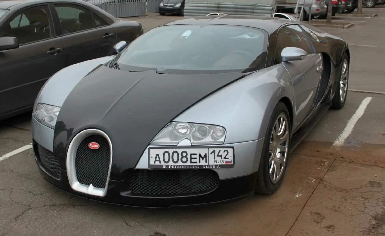 Bugatti в россии. Бугатти Вейрон в Москве. Бугатти Вейрон в России. Бугатти Вейрон в Санкт-Петербурге. Бугатти Вейрон СПБ.