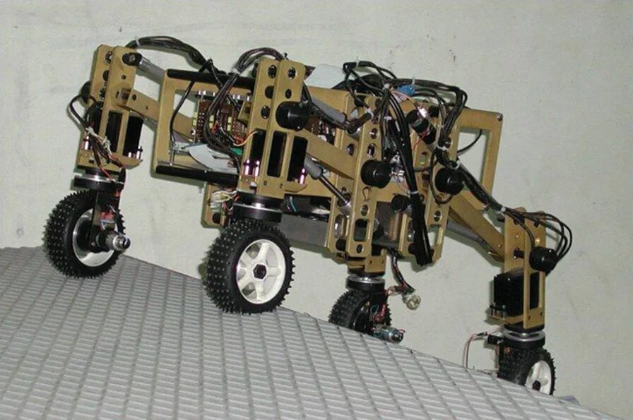 Роботы на колесном ходу 6 класс. Роботы Пайпер Пинвилер. Колёсные и гусеничные роботы. Колесные гусеничные и шагающие роботы. Колесные мобильные роботы.