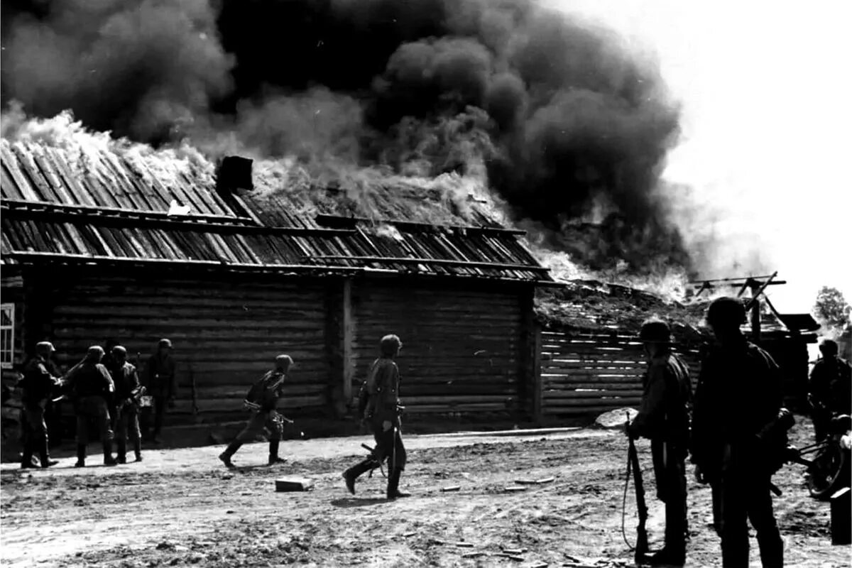 Хатынь 1943. Белорусские деревни сожженные в годы великой отечественной. Сожженная белорусская деревня. Хатынь 1943. Хатынь 1943.