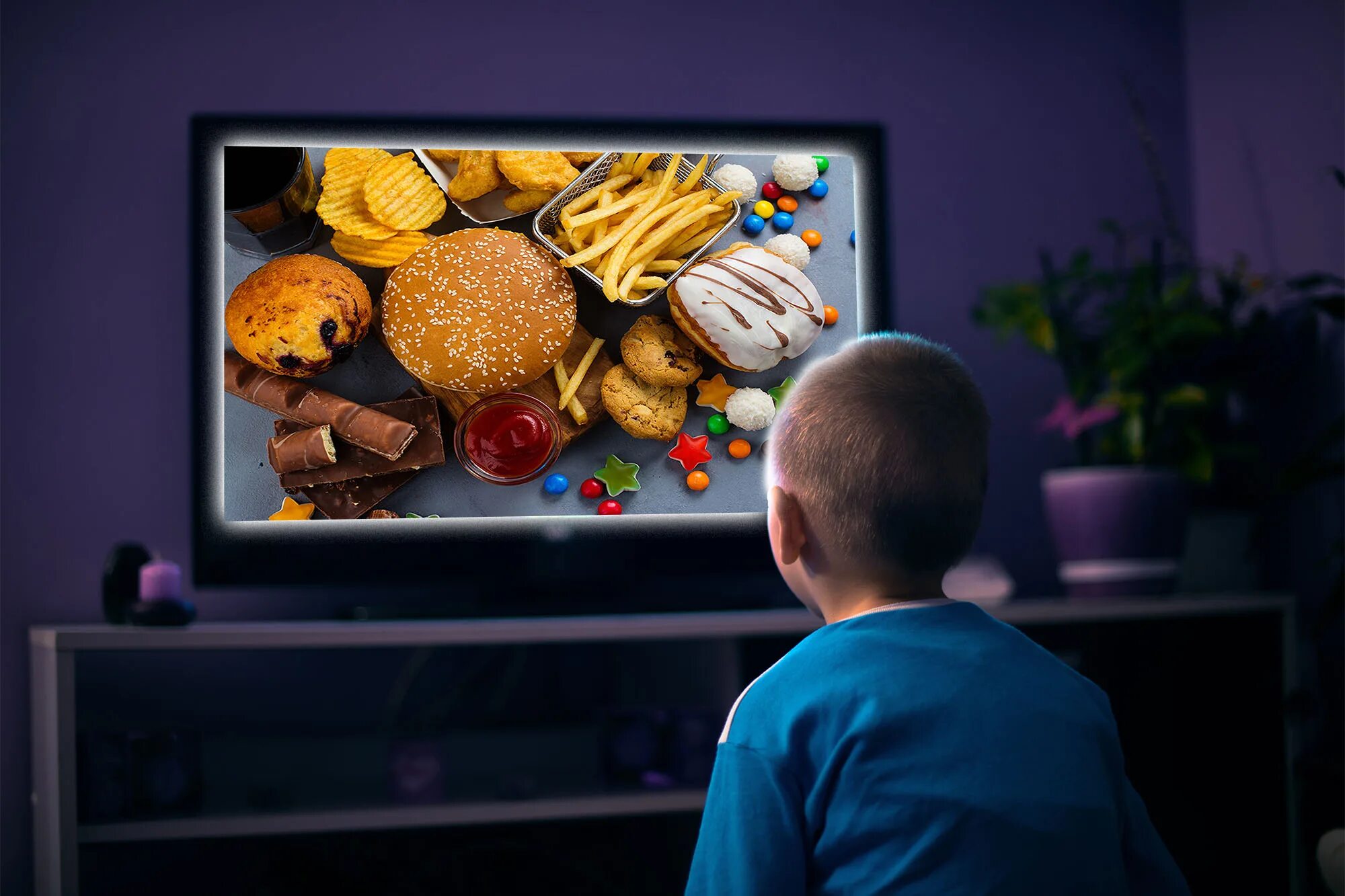 15 tv watching. Японский телевизор передающий вкус еды. Еда и телевизор. Реклама на ТВ. Реклама телевизора.