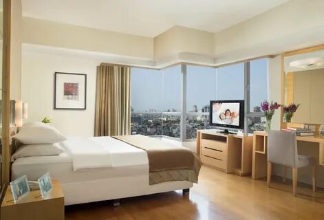Bedroom deluxe apartment king bed перевод