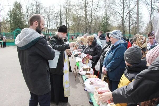 15 апреля 2015. Освящение куличей на Пасху. Освящение куличей в храме. Освящение пасок и куличей. Пасхальные фото.