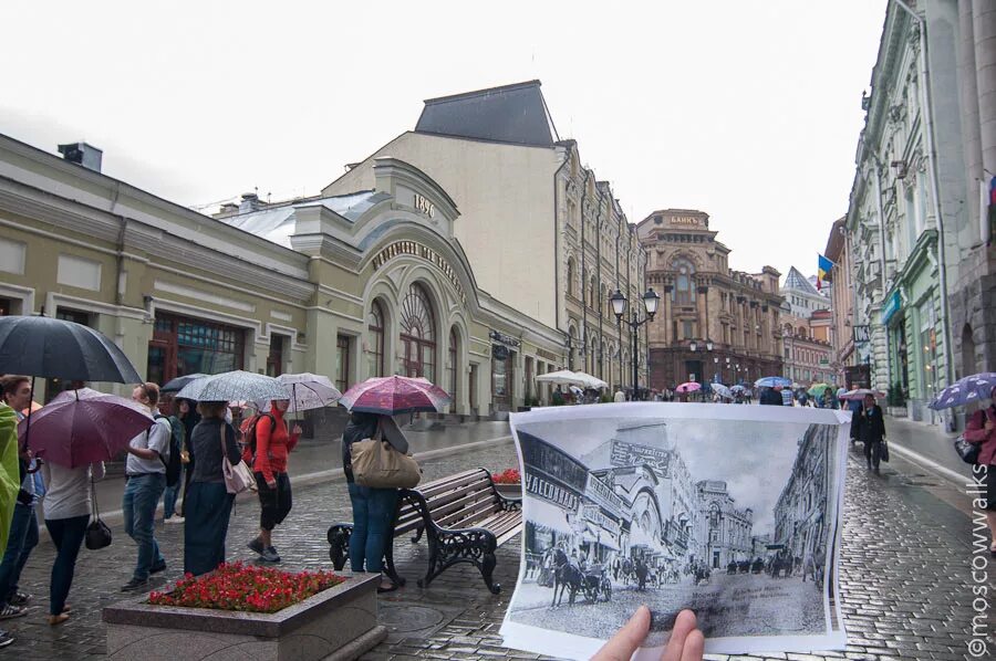 Камергерский переулок масленица. Кузнецкий мост через Неглинную. Засыпанный Кузнецкий мост. Кузнецкий мост реконструкция. Каменный Кузнецкий мост через реку Неглинную.