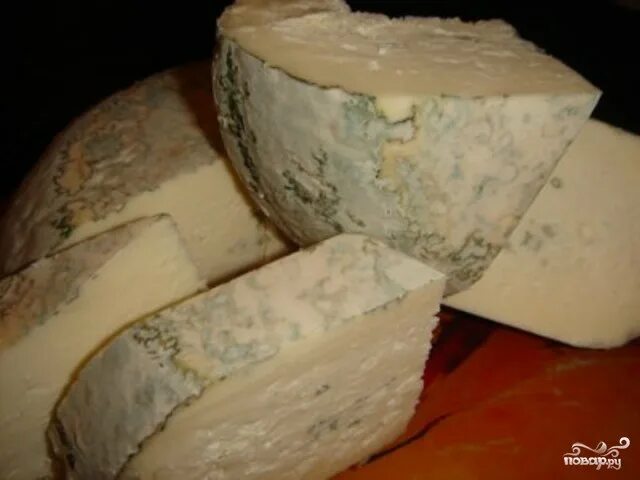 Портится сыр что приготовить из него. Сыр с плесенью дор блю. сыр bridel blue cheese с голубой плесенью 51%. сыр с белой плесенью дор блю. испорченный сыр дор блю.