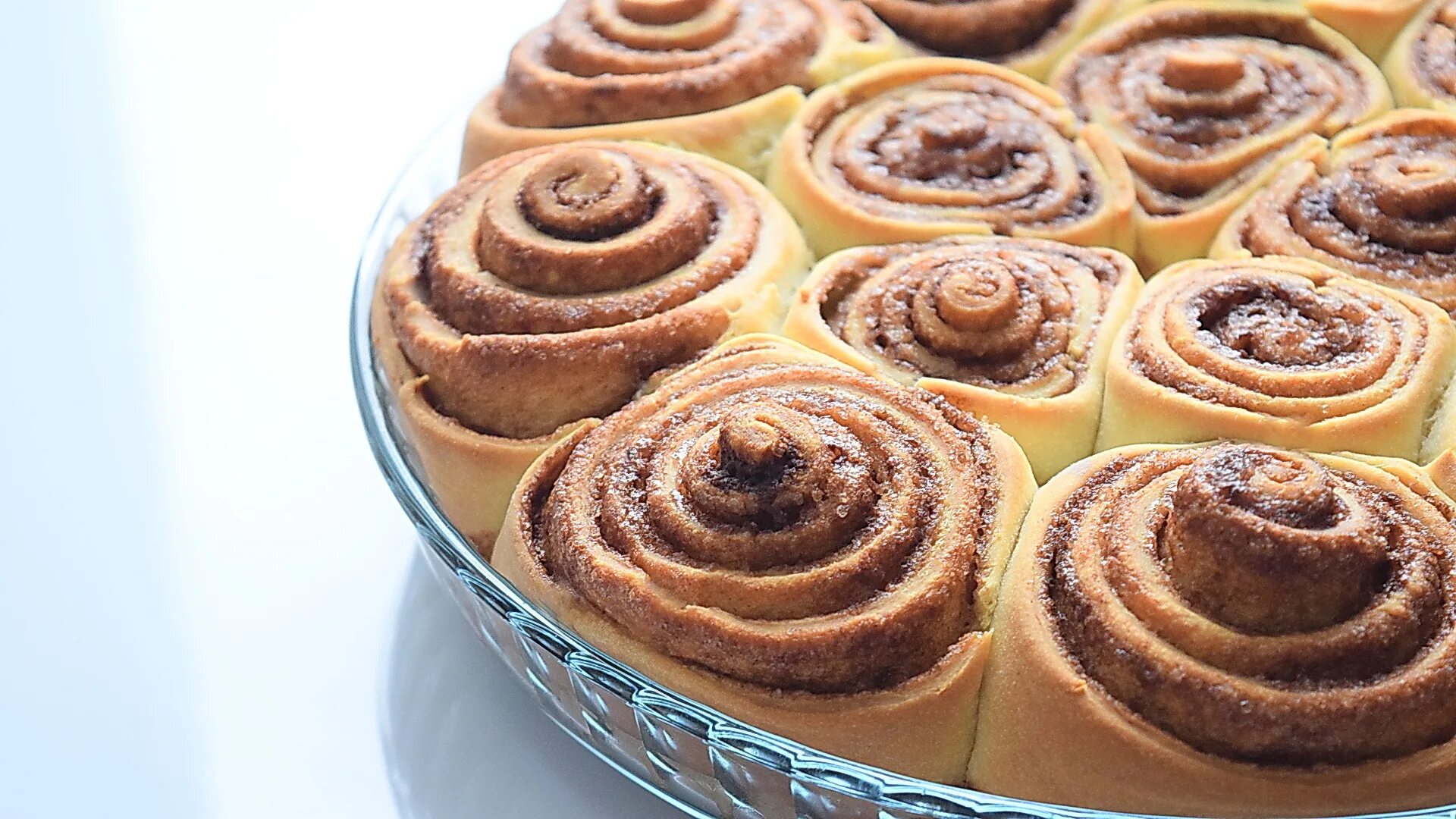 Синнабон булочки с корицей. Синнабон американский. Cinnabon булочки с корицей. Американская булочка Синнабон. Булочки синабон фото рецепт пошагово