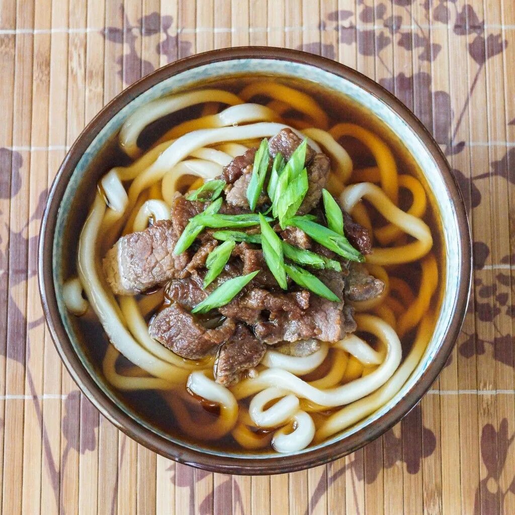 Удон с говядиной. Udon лапша. Японская лапша удон. Толстая лапша удон. Приготовление лапши удон