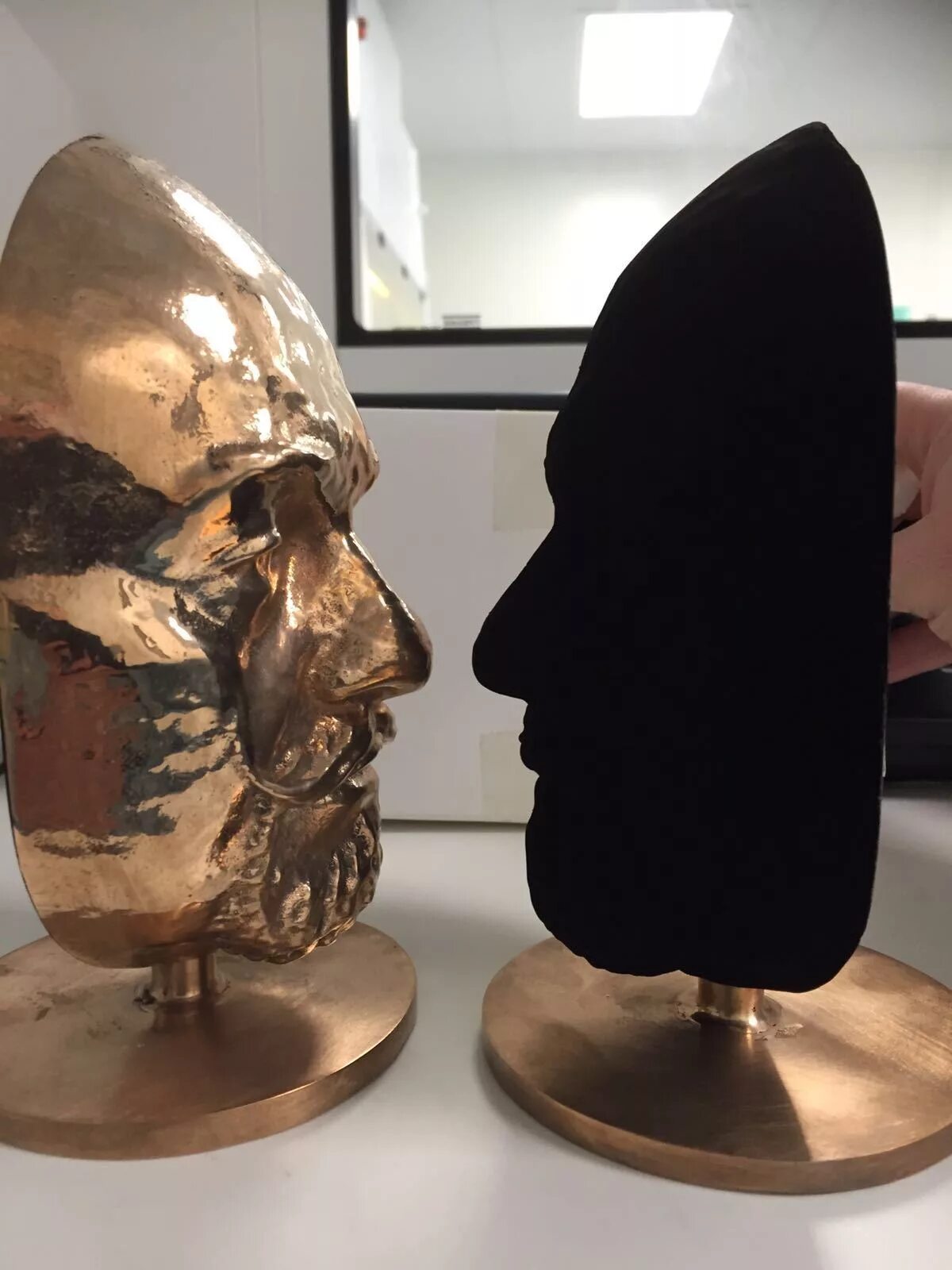 Самый черный материал. Вантаблэк краска. Самый черный материал на земле Vantablack, поглощающий. Кванта Блэк. Vantablack s-vis.