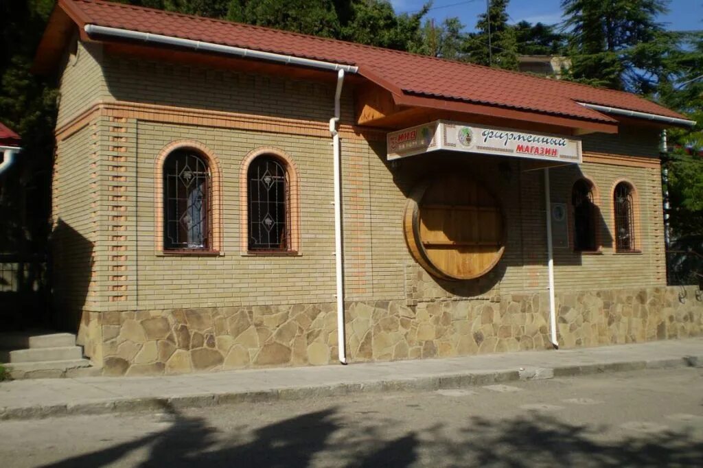 Магазинчик ялта. Массандра мерч. Магазин массандра комсомольский проспект. Магазин массандра в ялте. Магазин массандра в ялте.