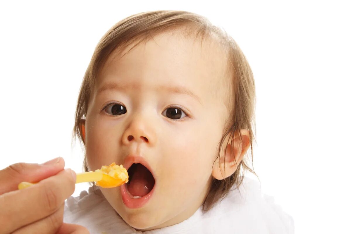 Ребенок ест. Ребенок ест яйцо. Дети едят омлет. Желток малышам прикорм.