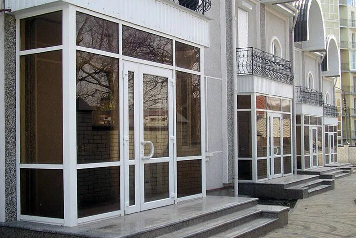 Пвх групп. Двери пвх входные. Пластиковая входная грумма. Пластиковая дверь в магазин. 2000*1300мм.