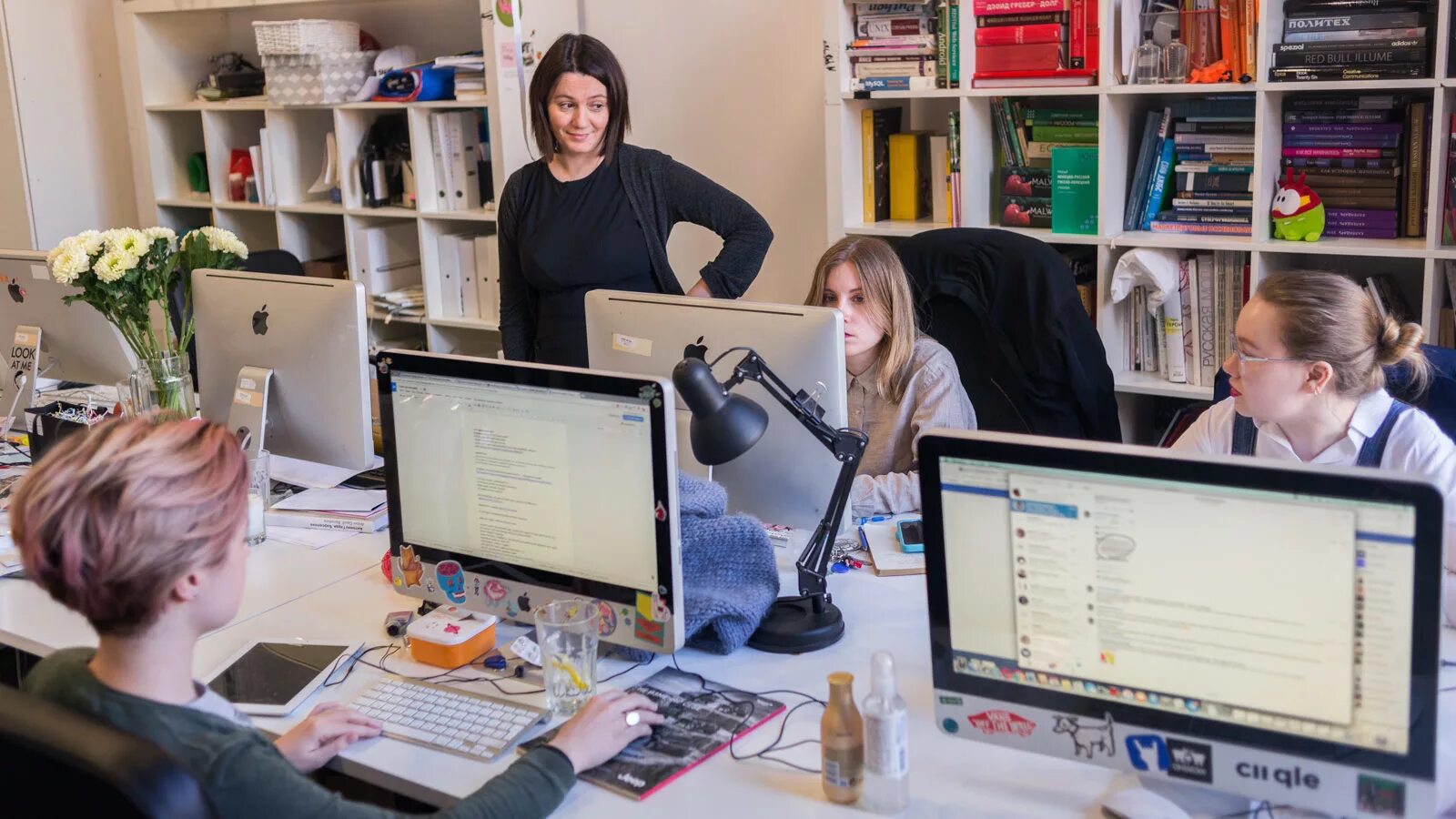 Переизбыток информации. Человек за компьютером. Мультимедиа. Smm специалист. Человек кисидит в соц сети.