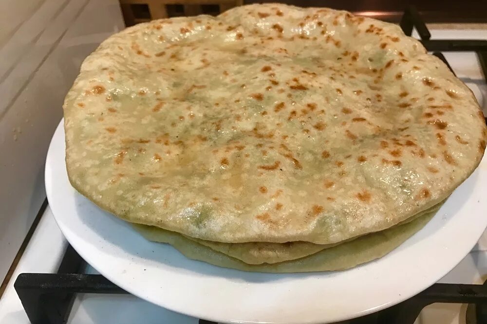 хычин с сыром и зеленью. хычины адыгейские. хычины слоеные. хычины пошаговый рецепт. хычины кабардинские.