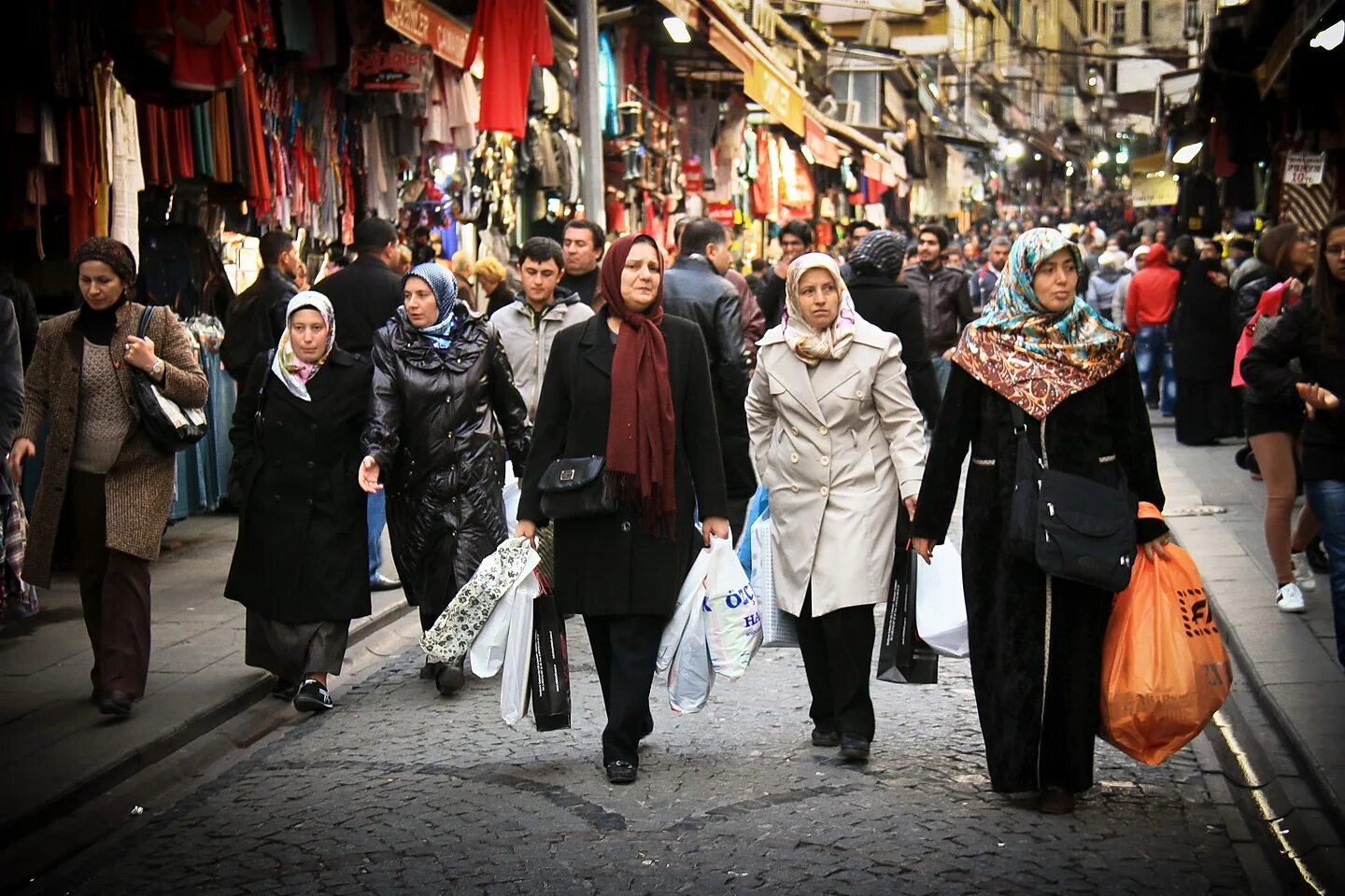 Turkey people. Турция люди. Стамбул жители. Турция люди на улице. Турецкие женщины на улице Стамбула.