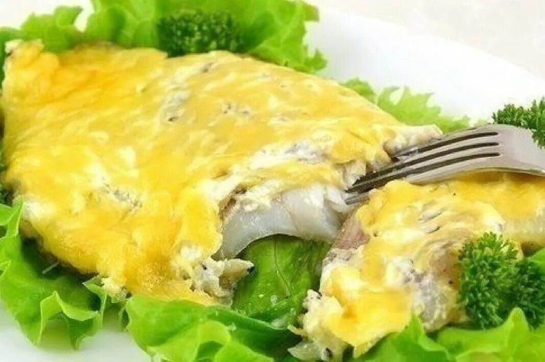 Рыба запеченная с луком и сыром. Рыба филе тилапии. Филе рыбы под сыром (cheesy Fish fillets). Рыба запеченная под шубой. Тилапия это хек.