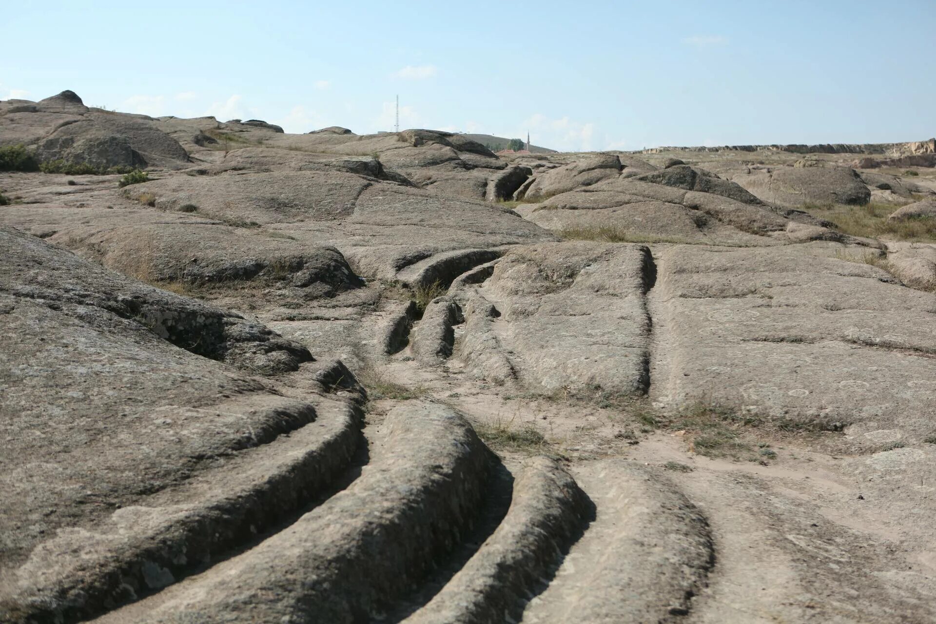 Stone турция. Фригийская Долина Турция. Фригийская Долина следы колес. Апшеронская каменная колея. Колеи в Турции каменные.