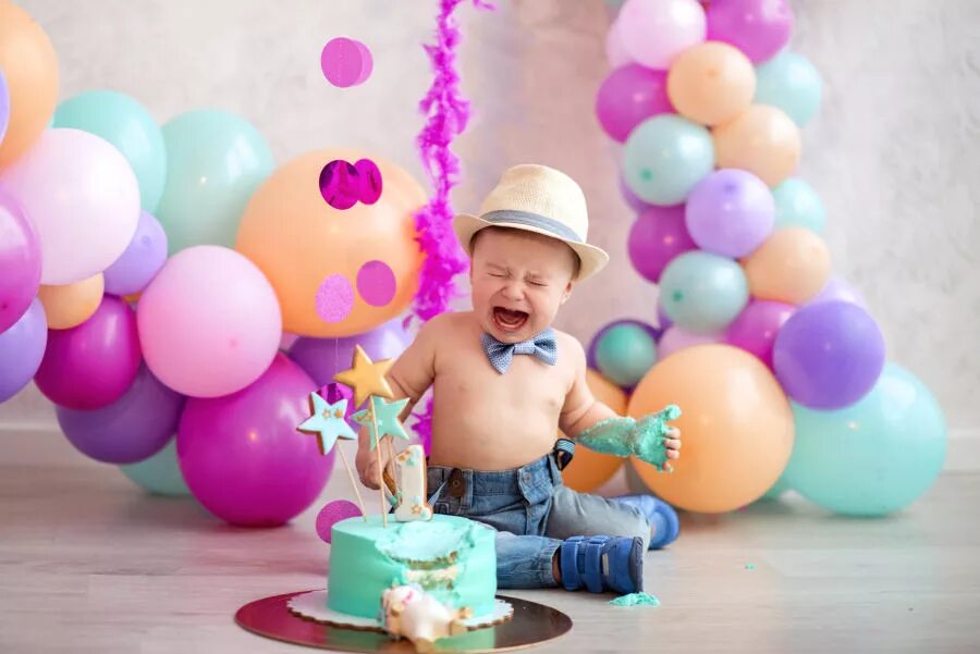 Мальчик с большим шаром. Воздушные шары для детей. Дети с воздушными шариками. Фотосессия на день рождения. Фотосессия на день рождения ребенка.