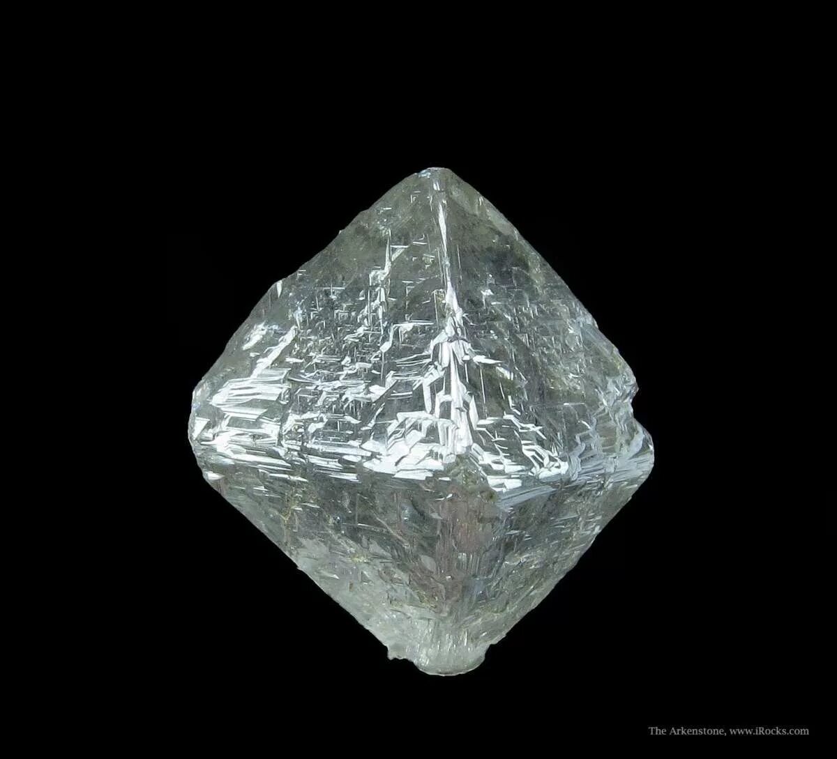 Алмазы какое ископаемое. Минерал Алмаз октаэдр. Камень самородок Алмаз. Алмаз Кристалл неграненый. Алмаз неограненный камень.