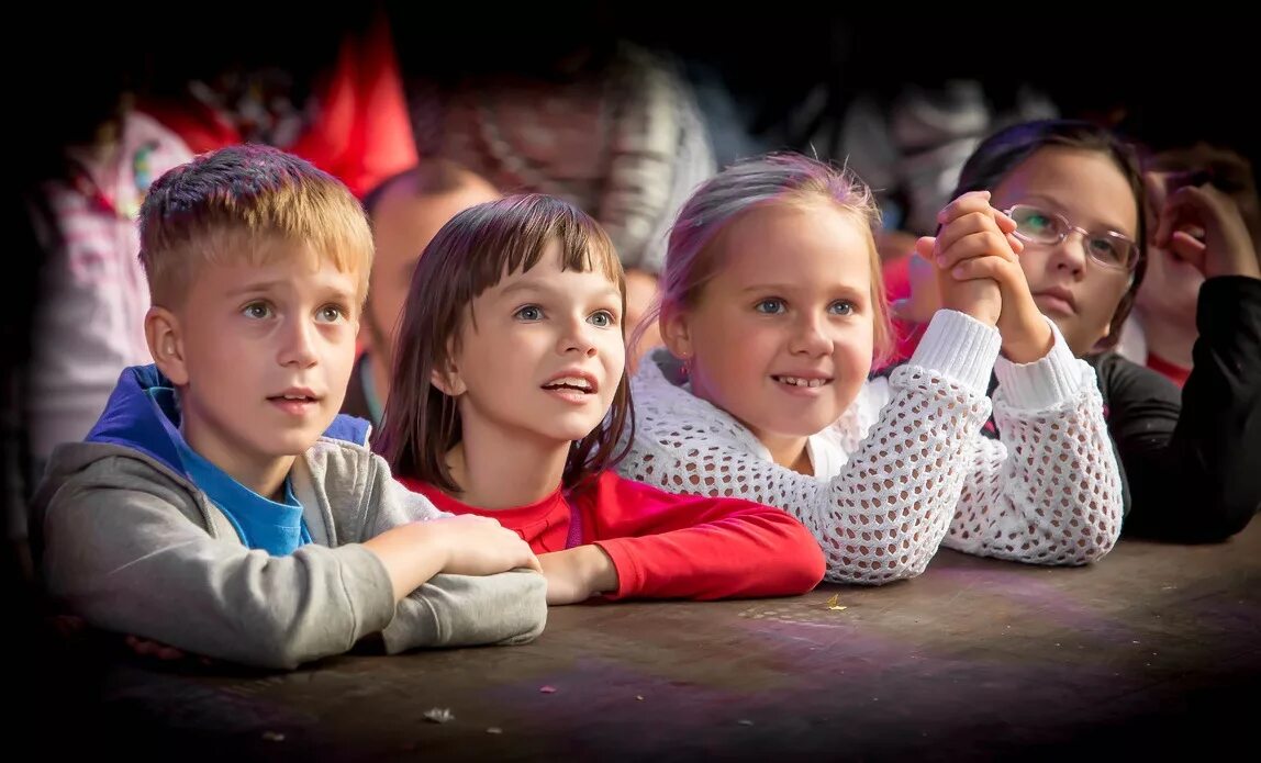 Дети в зрительном зале. Театр для детей. Детский концерт зрители. Дети зрители в театре. Посещение театра.