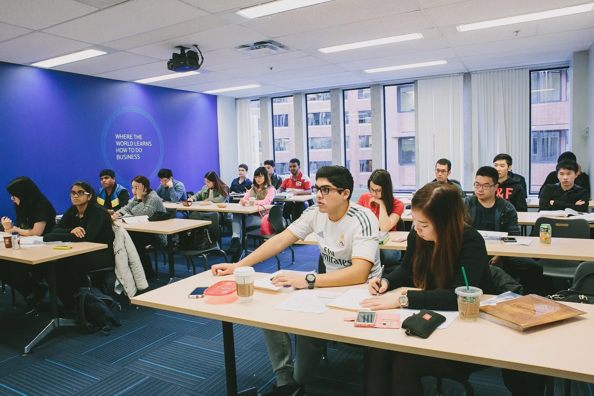 Колледж иностранных языков после 9 класса москва. Школы в канаде. Колледжи для иностранцев. Студенты в китае. Канадские школьники фото.