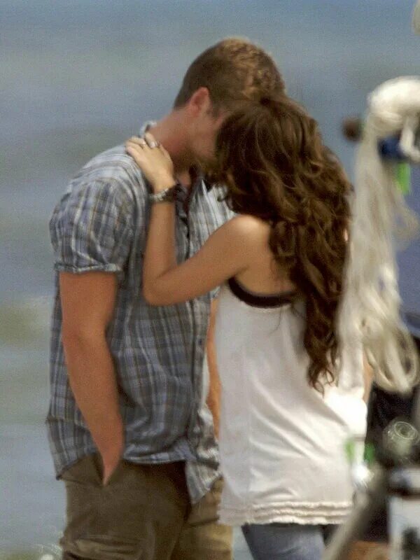 Последняя песня фильм 2010. Песня последнее фото. В каком году вышла последняя песня. Лиам хемсворт последняя песня. Майли сайрус последняя песня.