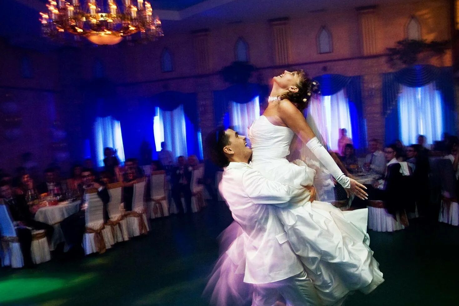 Танец молодоженов на свадьбе. Свадебный танец. Танцы на свадьбе. Танец молодоженов. Первые танцы молодых.
