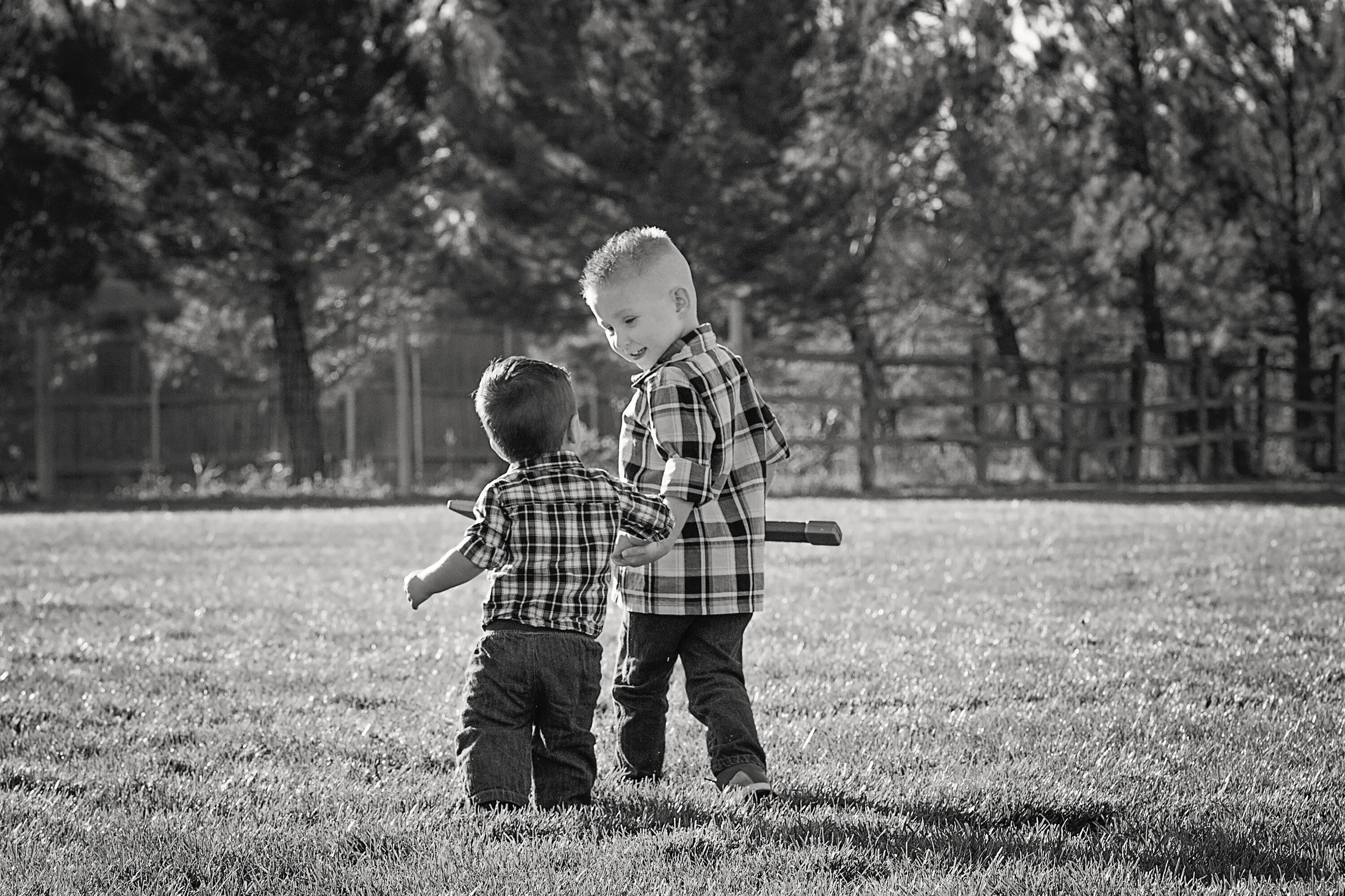Friend likes to walk. Два мальчика брата. Друзья мальчики. Дружба двух мальчиков. Дружба фото.