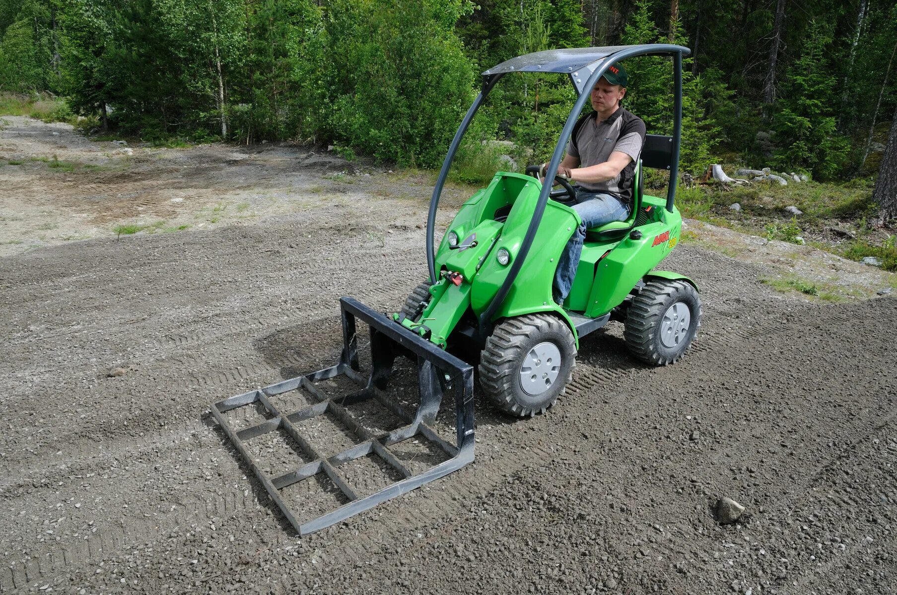 Планировщик bobcat. Планировщик газона agri-fab. Планировщик бобкэт. Скрепер планировщик сп-4,2. Планировка участка фронтальным погрузчиком.