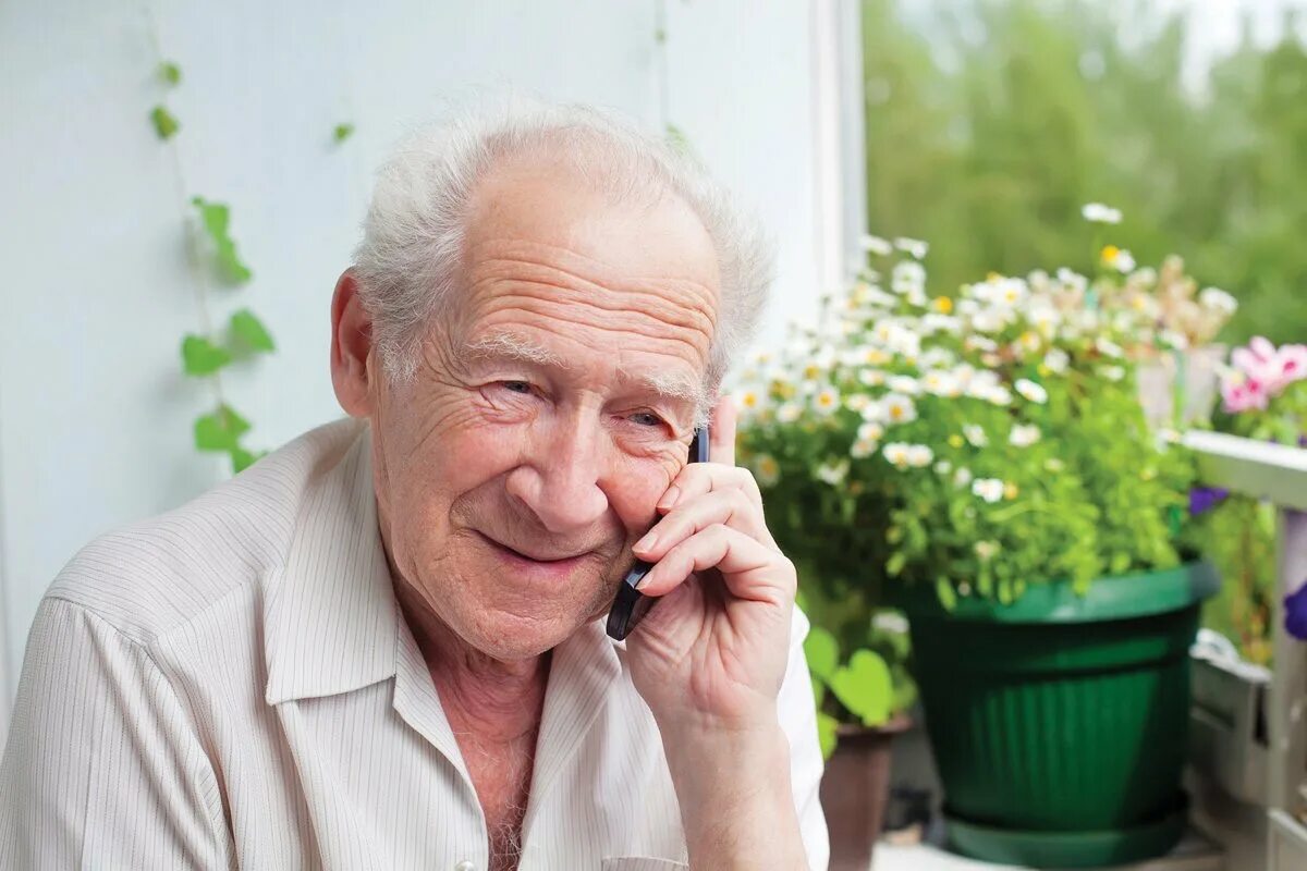 Дедушка с бородой. Пожилой дедушка. Старый человек. Лицо старика. Одиночество пожилых.