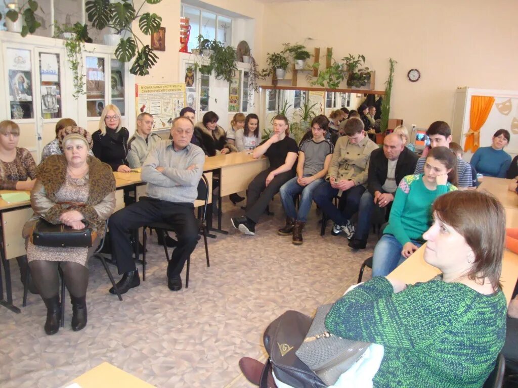 Собрание родителей. Родительское собрание в школе. родители на собрании в школе. собрание с родителями. собрание родителей родителей в школе.