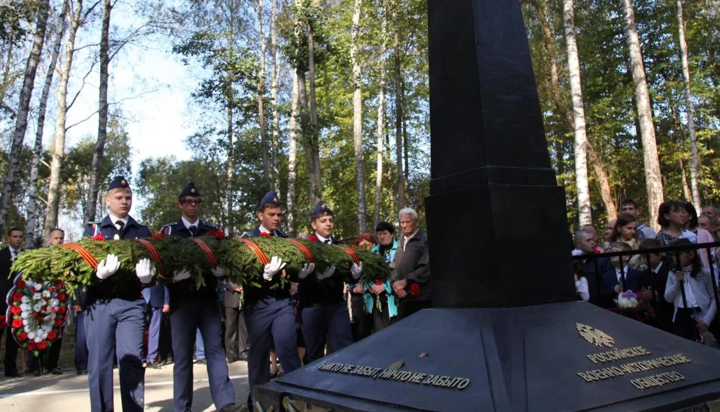 Калужская область Кировский район деревня Покров мемориал. Деревня малая Песочня Кировский район Калужской области. Кировский р-н, д. верхняя Песочня Братская могила. Верхняя Песочня Кировский район Калужская область. Сайт песочня киров калужской области