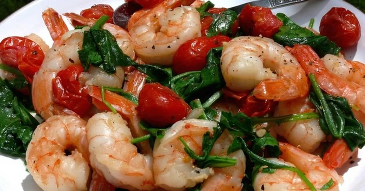 Завтрак из морепродуктов. Горячая закуска из креветок. Креветки васаби. Креветки и гребешки. Морской гребешок еда.