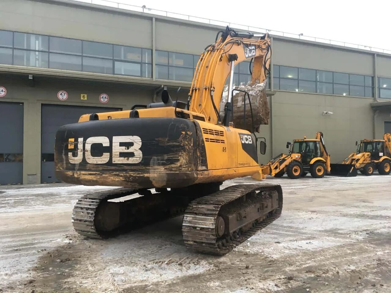 Экскаватор номер телефона. Caterpillar 312. Экскаватор jcb js 330. Экскаватор драйвер. Jcb 220 гусеничный.
