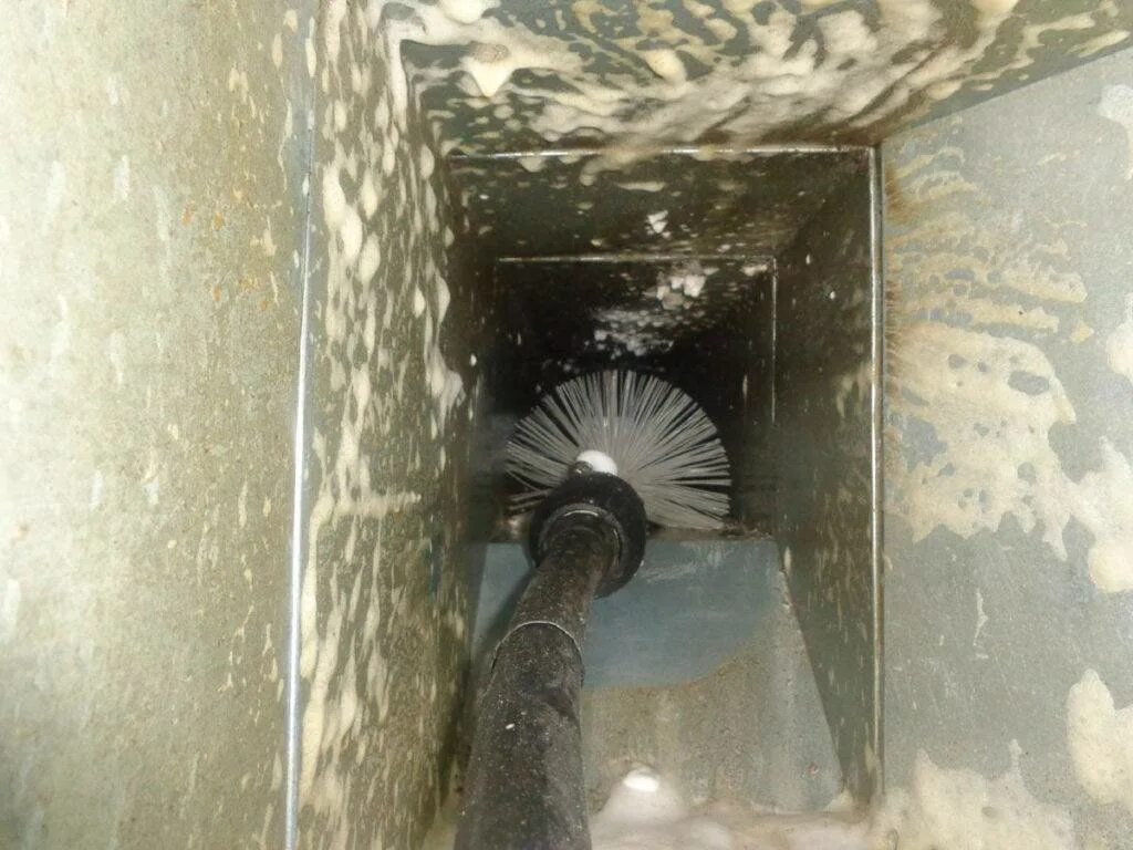 Очистка и дезинфекция вентиляции. Дезинсекция систем вентиляции. Как почистить воздуховод. Чистка вентиляции в квартире. Очистка вентиляции воздуховоды.