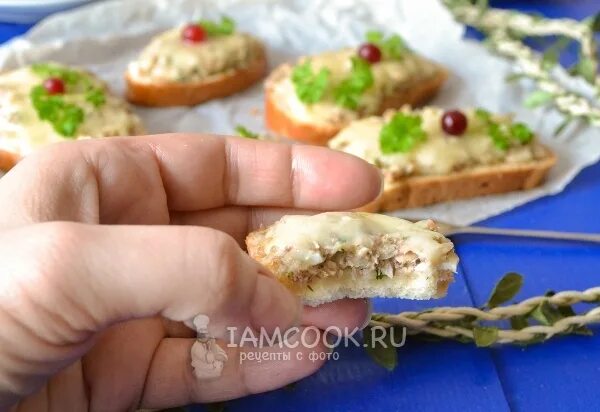 Сайра яйцо сыр бутерброд. Бутерброды с сайрой. бутерброды с сайрой и яйцом. бутерброды с сайрой и яйцом в духовке. бутерброды с сайрой в духовке.