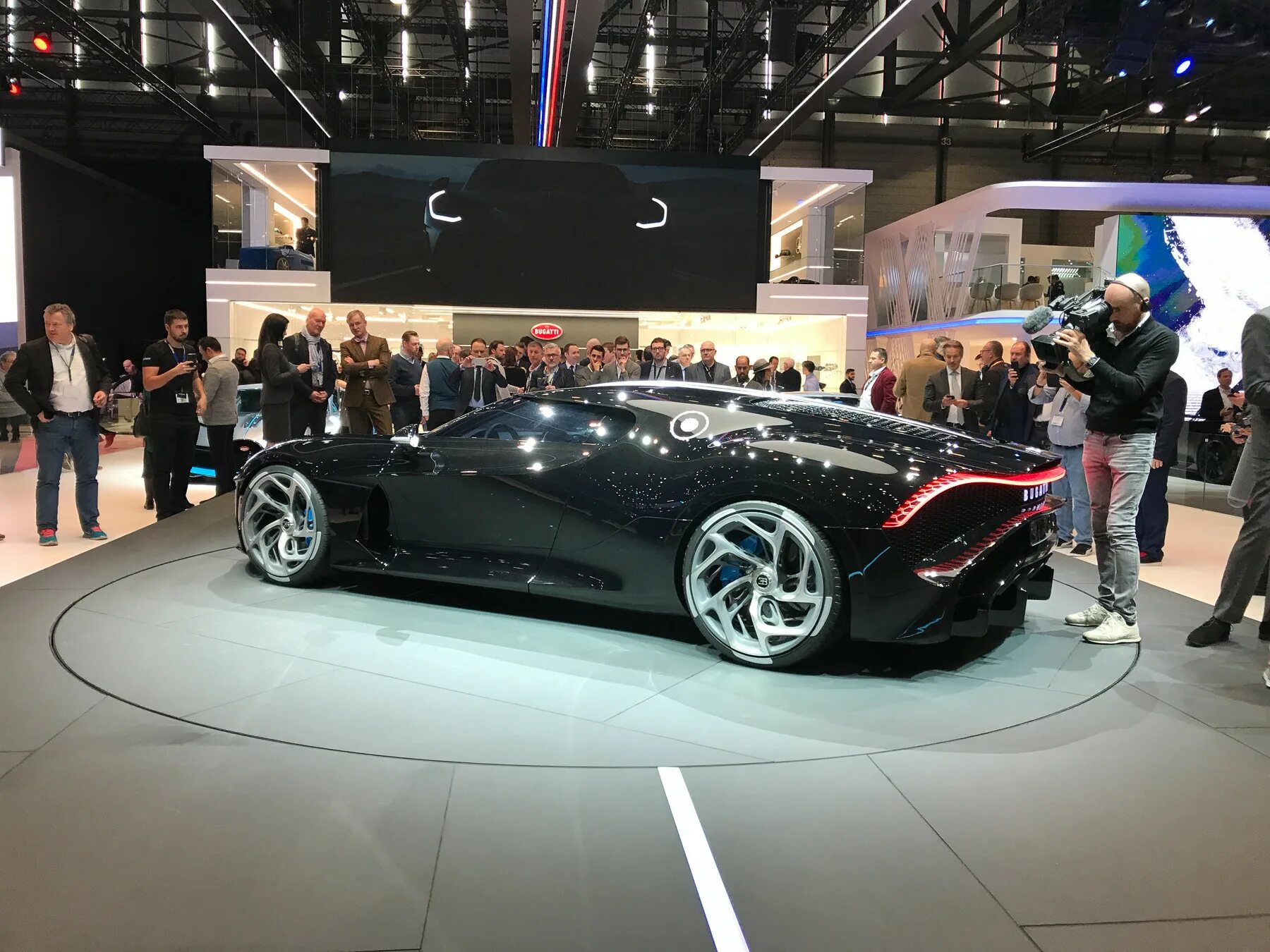 Машина за 5 рублей. Автосалон Бугатти. Выставка авто Bugatti. Самый дорогой автосалон в мире. Машина за 7 миллионов рублей.