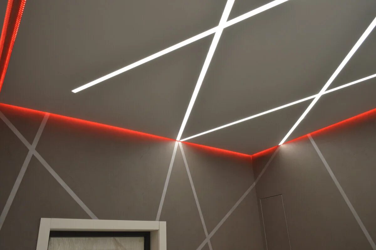 натяжной потолок с линиями. световые линии на потолке. световые линии flexy в натяжном потолке. линейный светильник slott l61. линейные светильники slott.