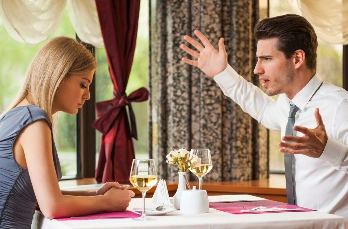 Мужчина и женщина за столом. Мужчина и женщина ругаются в кафе. Женщина в ресторане. Мужчина и женщина в ресторане.