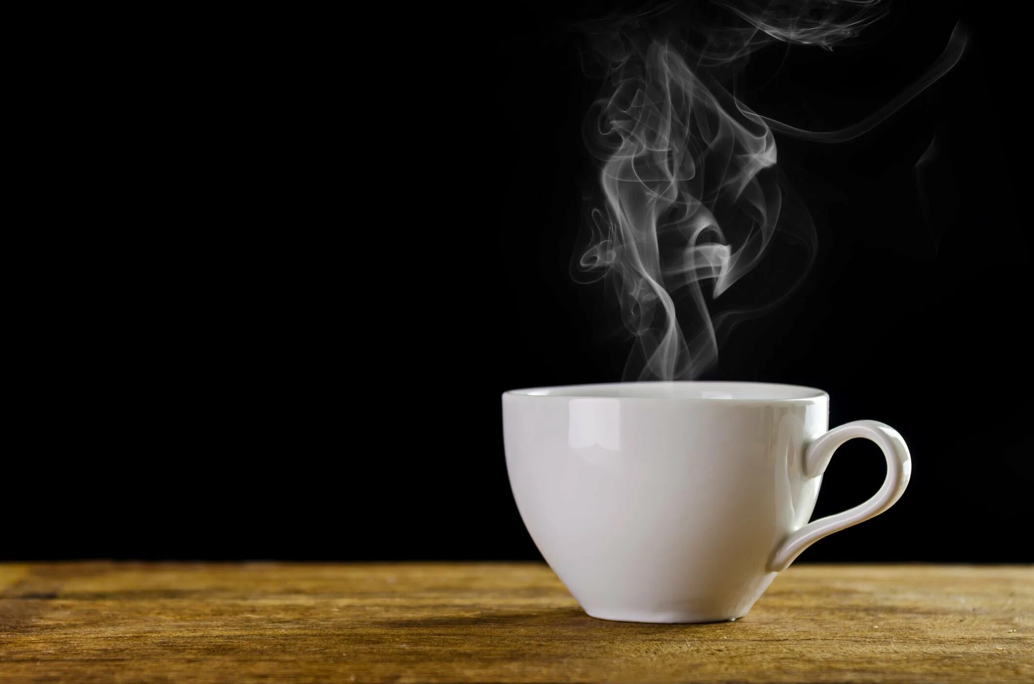 Чашка кофе на темном фоне. Черная кружка на черном фоне. Чашечка кофе на черном фоне. Белые обои черная посуда. Кофе на темном фоне.