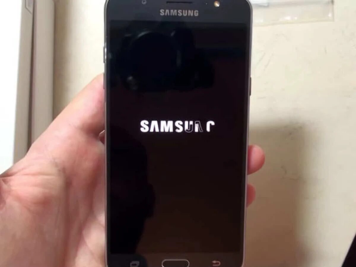 Самсунг завис на логотипе. Телефон самсунг j5 не включается. Samsung j7 Neo не включается.