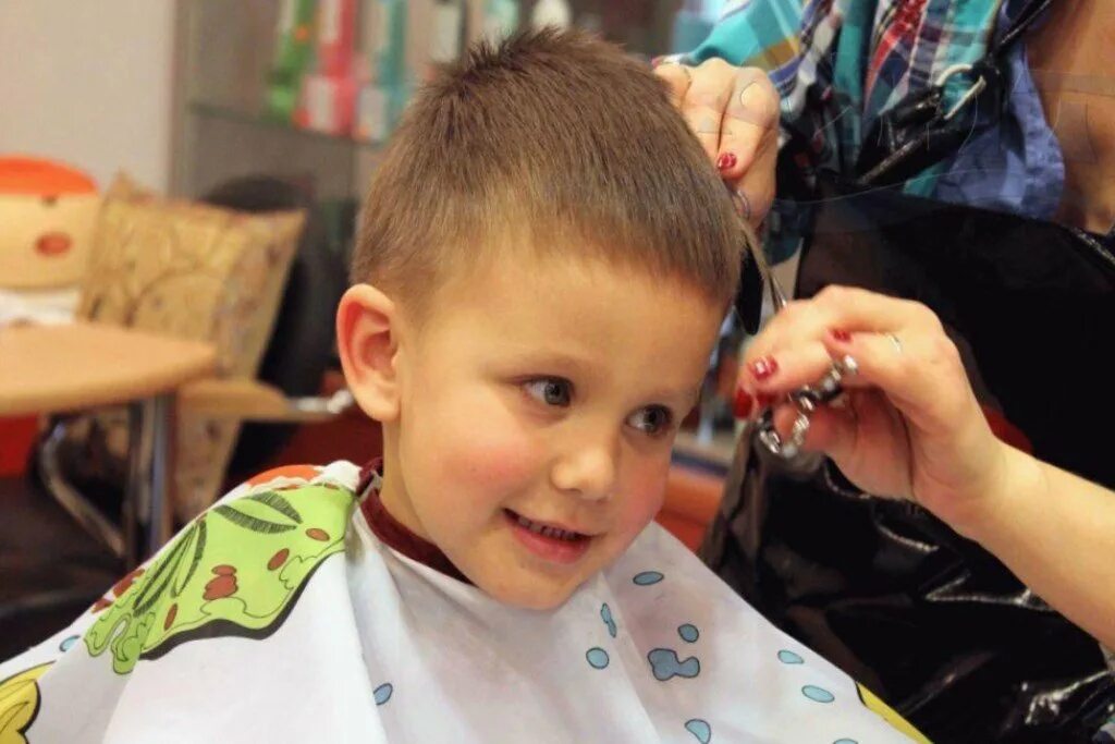 Стрижка для мальчика 3 года. Детские стрижки мальчику. Стрижка шапочка для мальчика 2 года. Стрижка для годовалого мальчика. Детские стрижки мальчику.