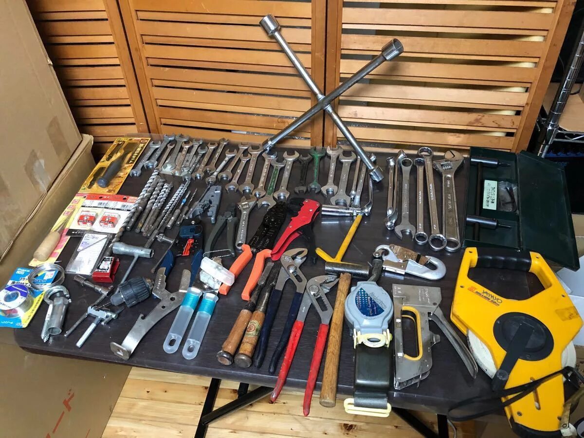 Tools day. Ручной инструмент. Набор инструментов для сборки мебели. Набор инструментов для мебельщика. Много инструментов.