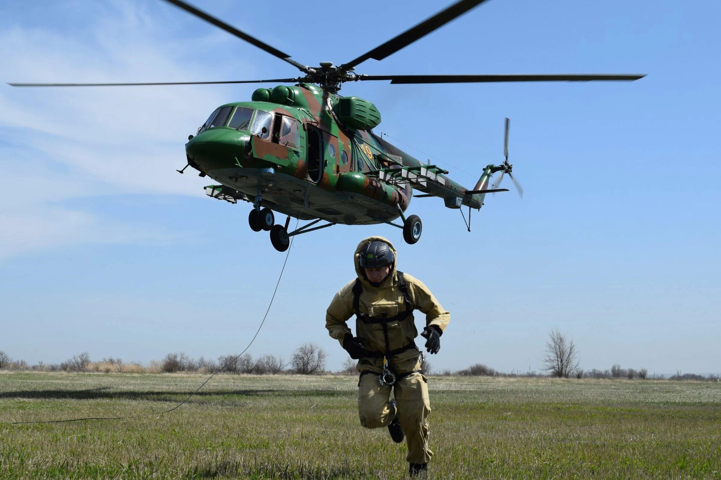 Десантирование с вертолета ми-8. Беспарашютное десантирование с вертолета ми-8. Вертолет ВДВ ми 35. Десантный вертолет ми8.