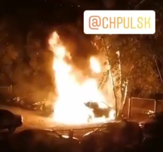 Сгорело 6 г. Пожар горит машина ночью в городе. Сгоревшая машина сегодня в Ульяновске новый город. Сгорела машина в Ульяновске сегодня. Буханки желтые которые сгорели которые горят в пожаре.
