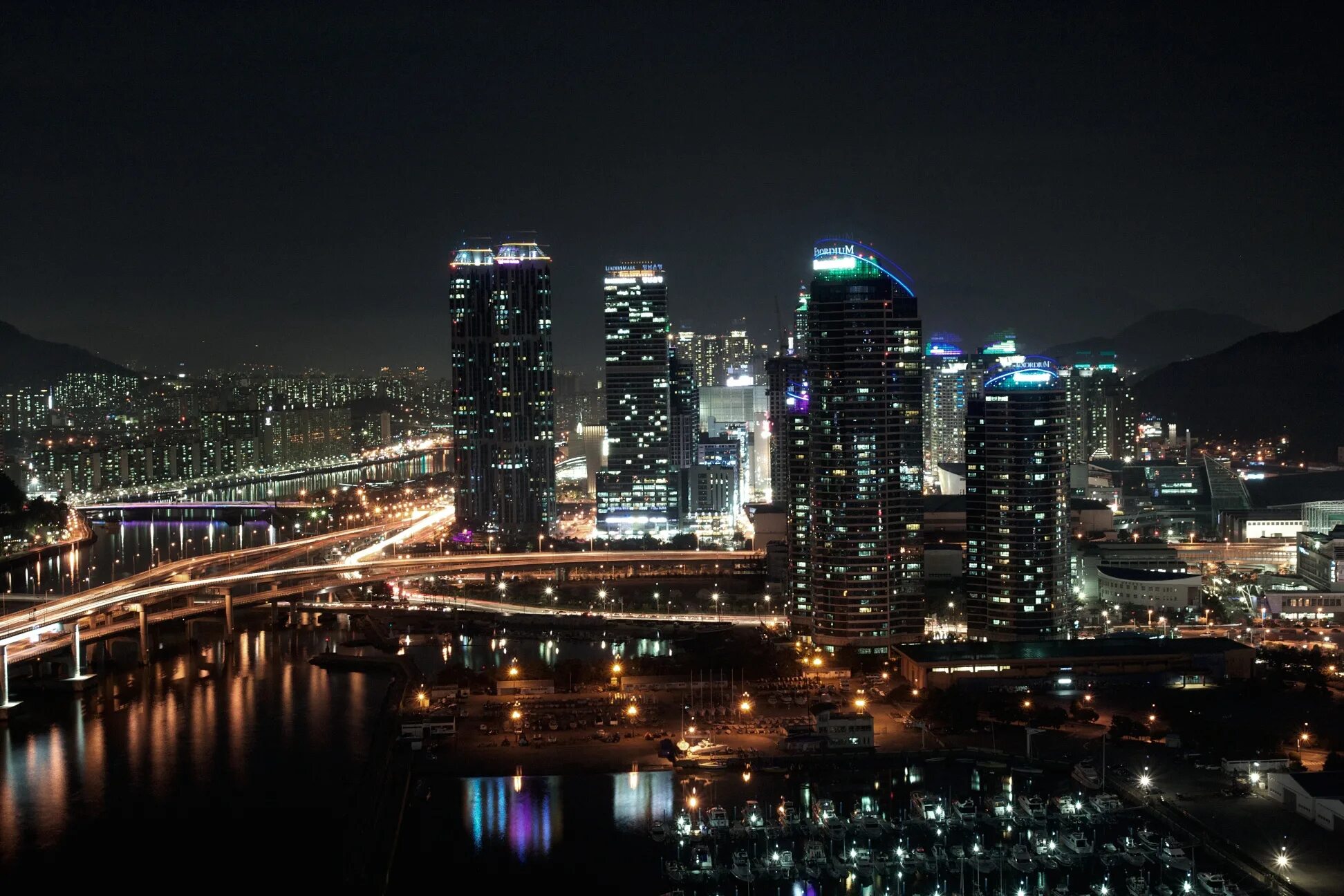 Город-метрополия Пусан. Пусан Южная Корея. Пусан Техас стрит. Пусан ночью.